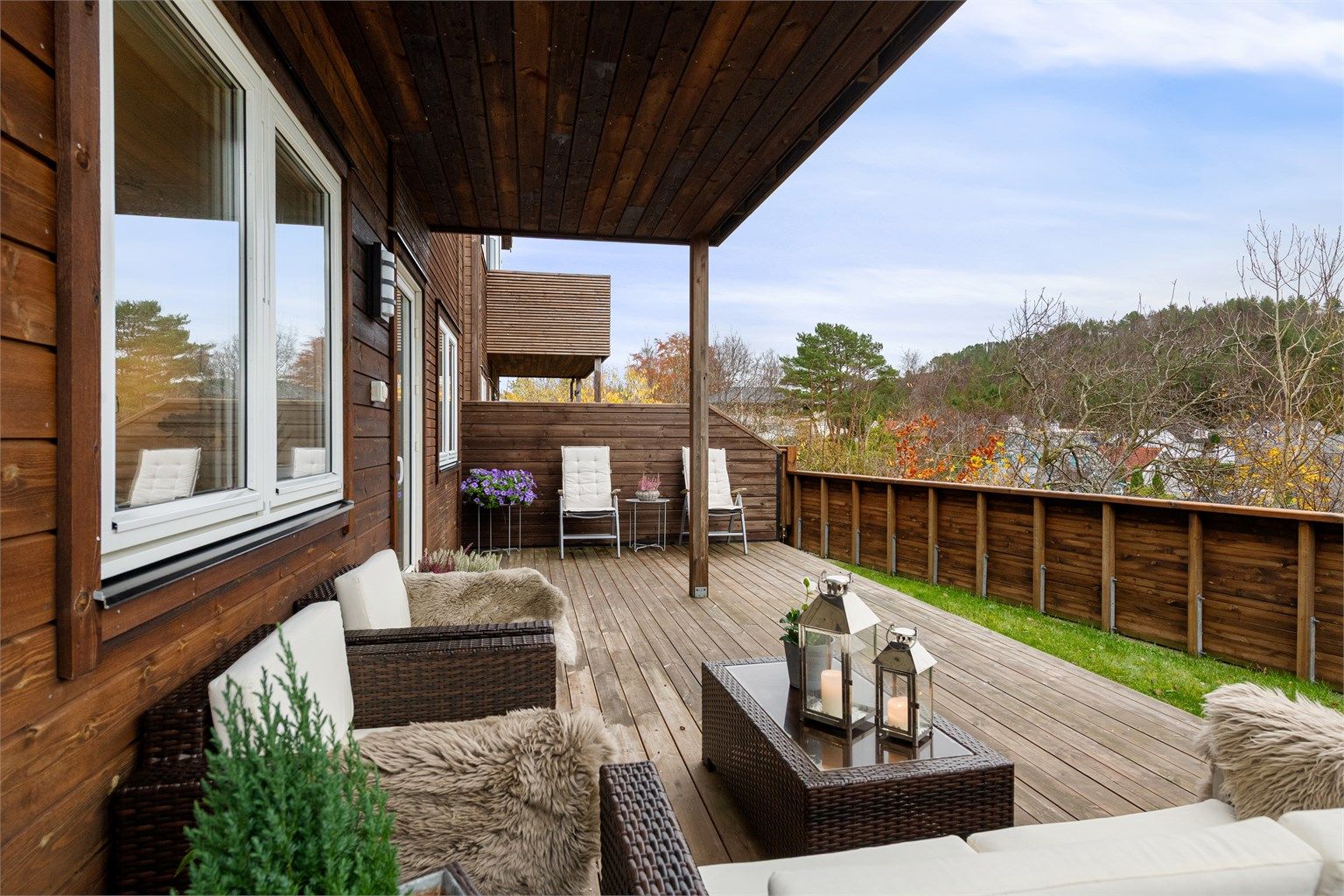 Sydvendt terrasse som dels er overbygd. Gode sol og utsiktsforhold