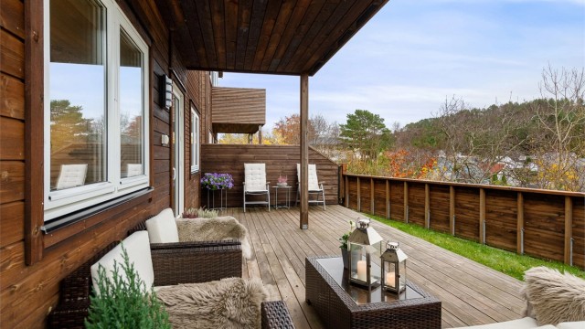 Sydvendt terrasse som dels er overbygd. Gode sol og utsiktsforhold