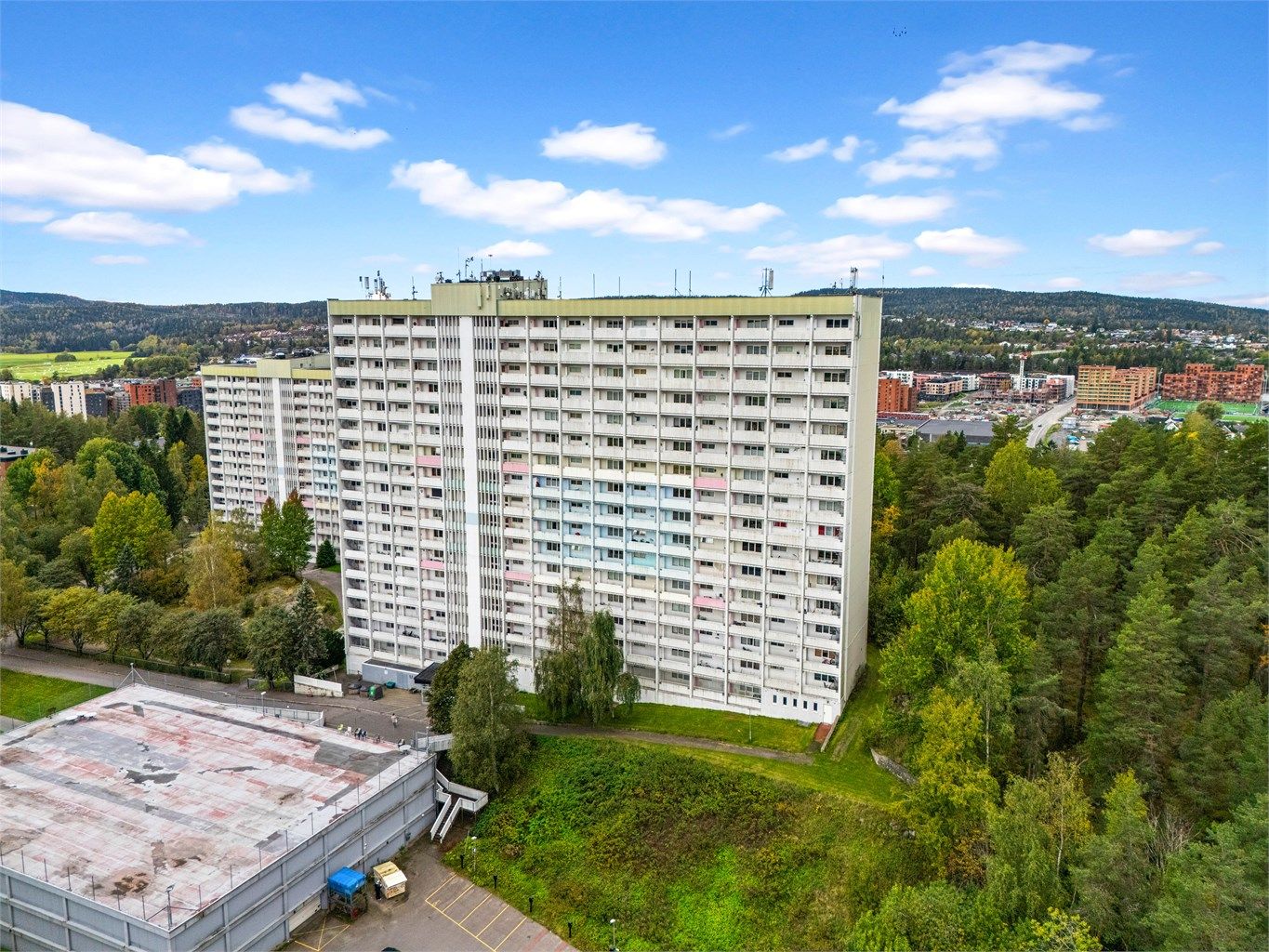 Leiligheten har en attraktiv beliggenhet på Skåreråsen i Lørenskog kommune – et sentralt og barnevennlig område med nærhet til alt man trenger i hverdagen. 