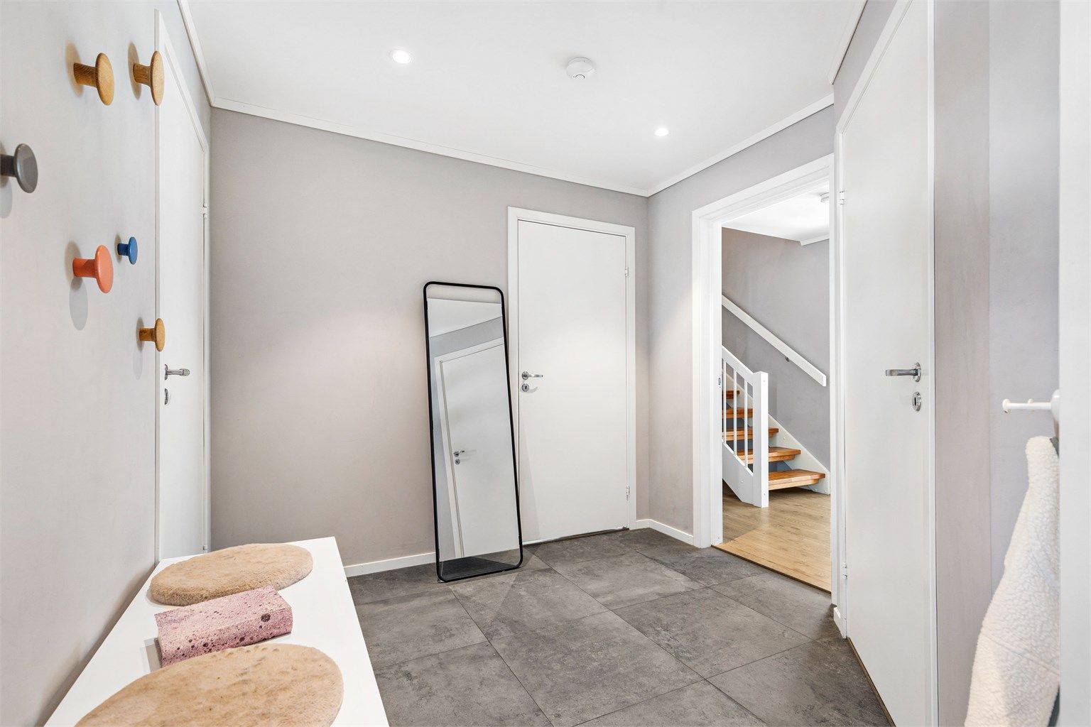 Entré med plass til garderobeskap og knaggrekker. Fra entreen er det tilgang til toalettrom, begge etasjens soverom, teknisk rom og stuen.