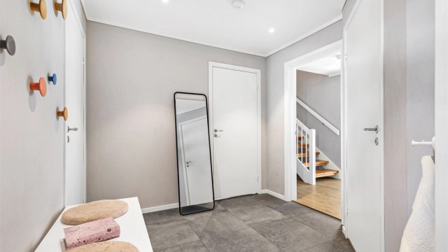 Entré med plass til garderobeskap og knaggrekker. Fra entreen er det tilgang til toalettrom, begge etasjens soverom, teknisk rom og stuen.