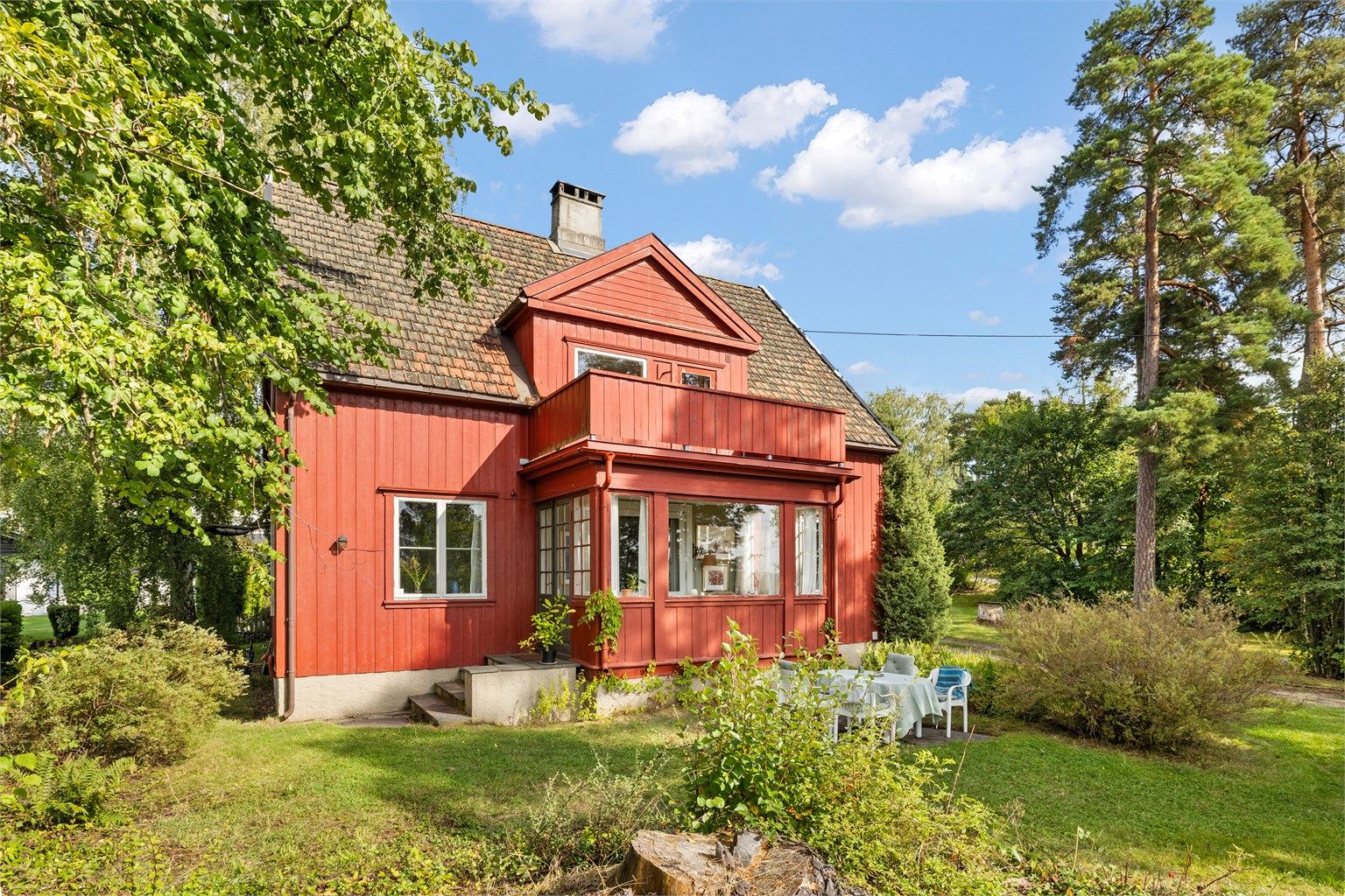 Hagen byr på flere usjenerte soner for lek og rekreasjon, med god plass til sittegrupper.