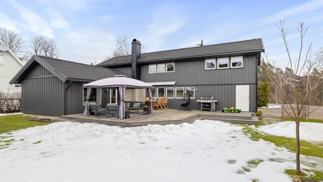 Sebastian Håbesland v/Krogsveen presenterer Sætreveien 5B - flott beliggende familiebolig over 2 plan med solrike uteplasser og hage