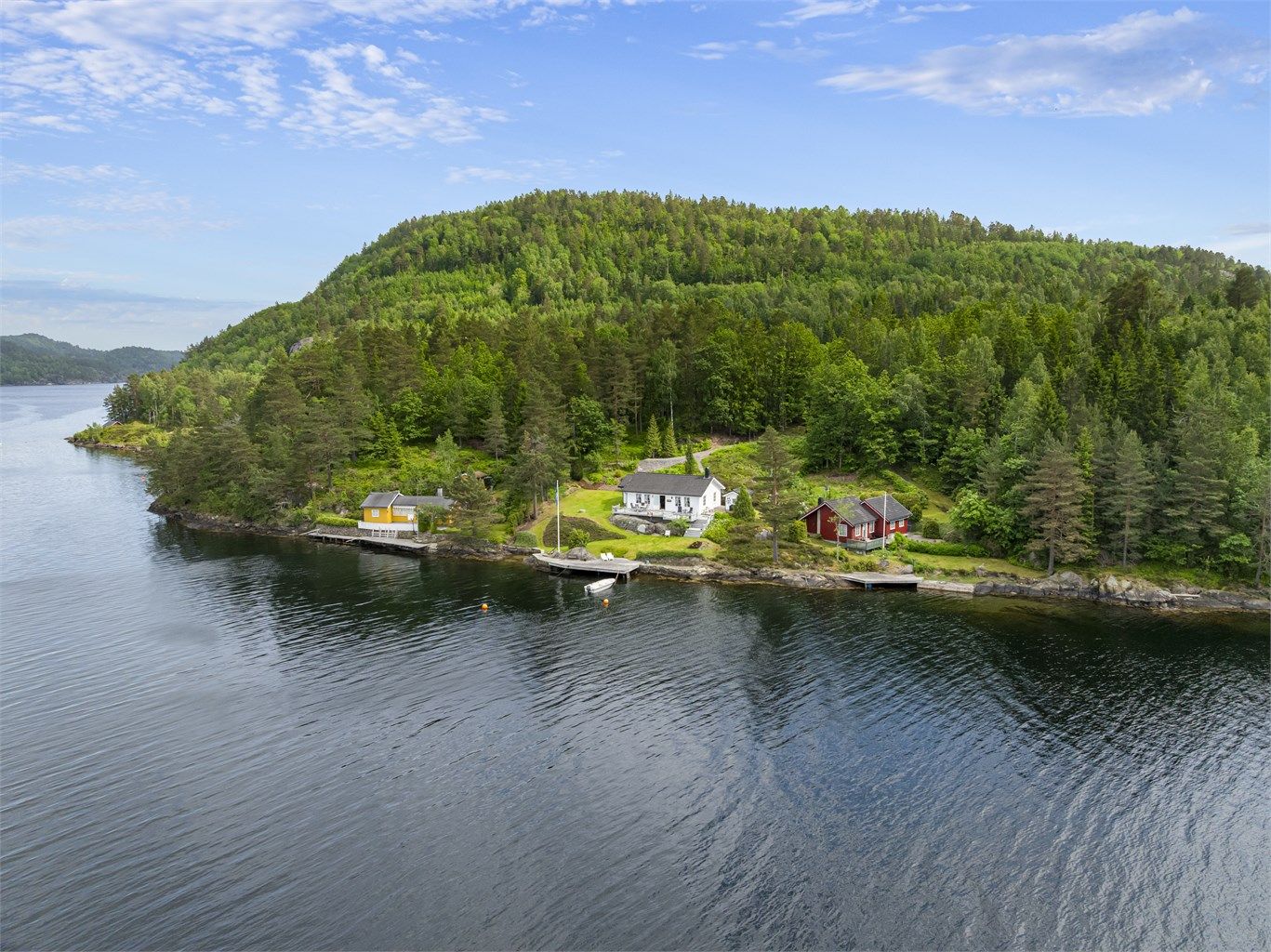 Beliggenhet med umiddelbar nærhet til skjærgården.