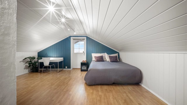 Dette loftsrommet utgjør loftsetasjens sydside og har utgang til verandaen.