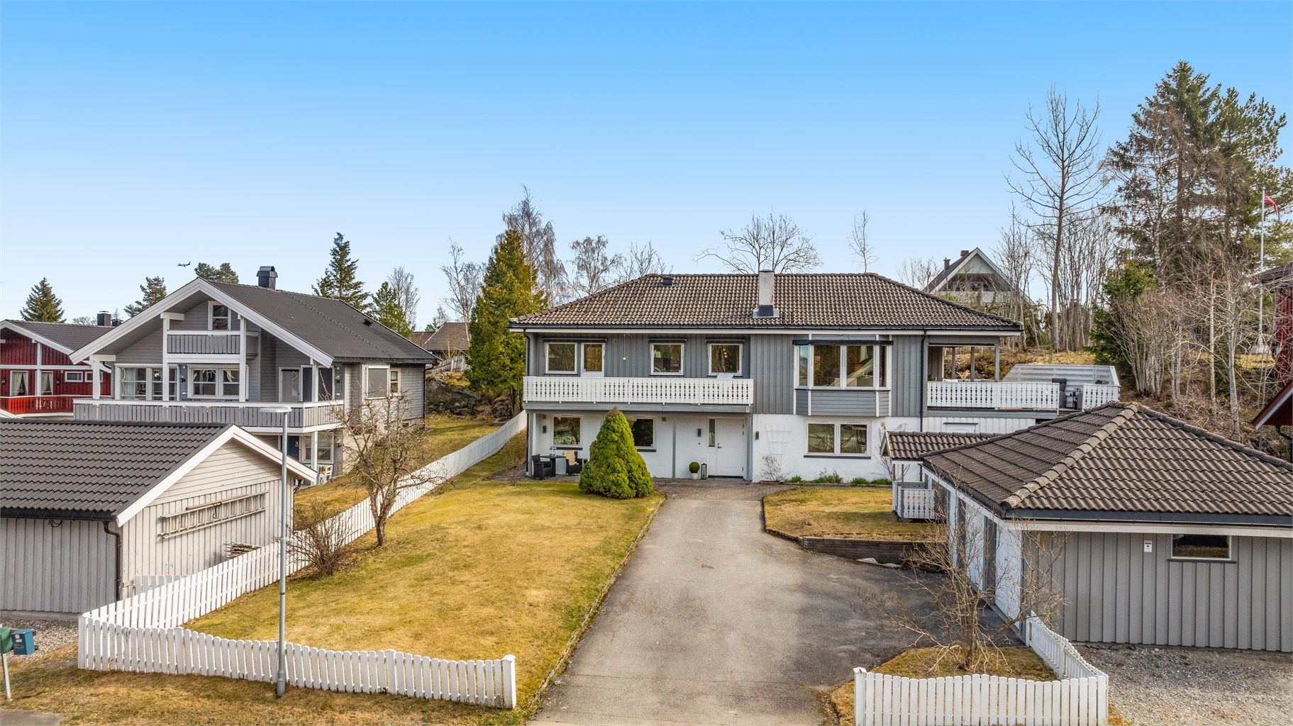 Parkering i dobbeltgarasje og romslig gårdsplass. 