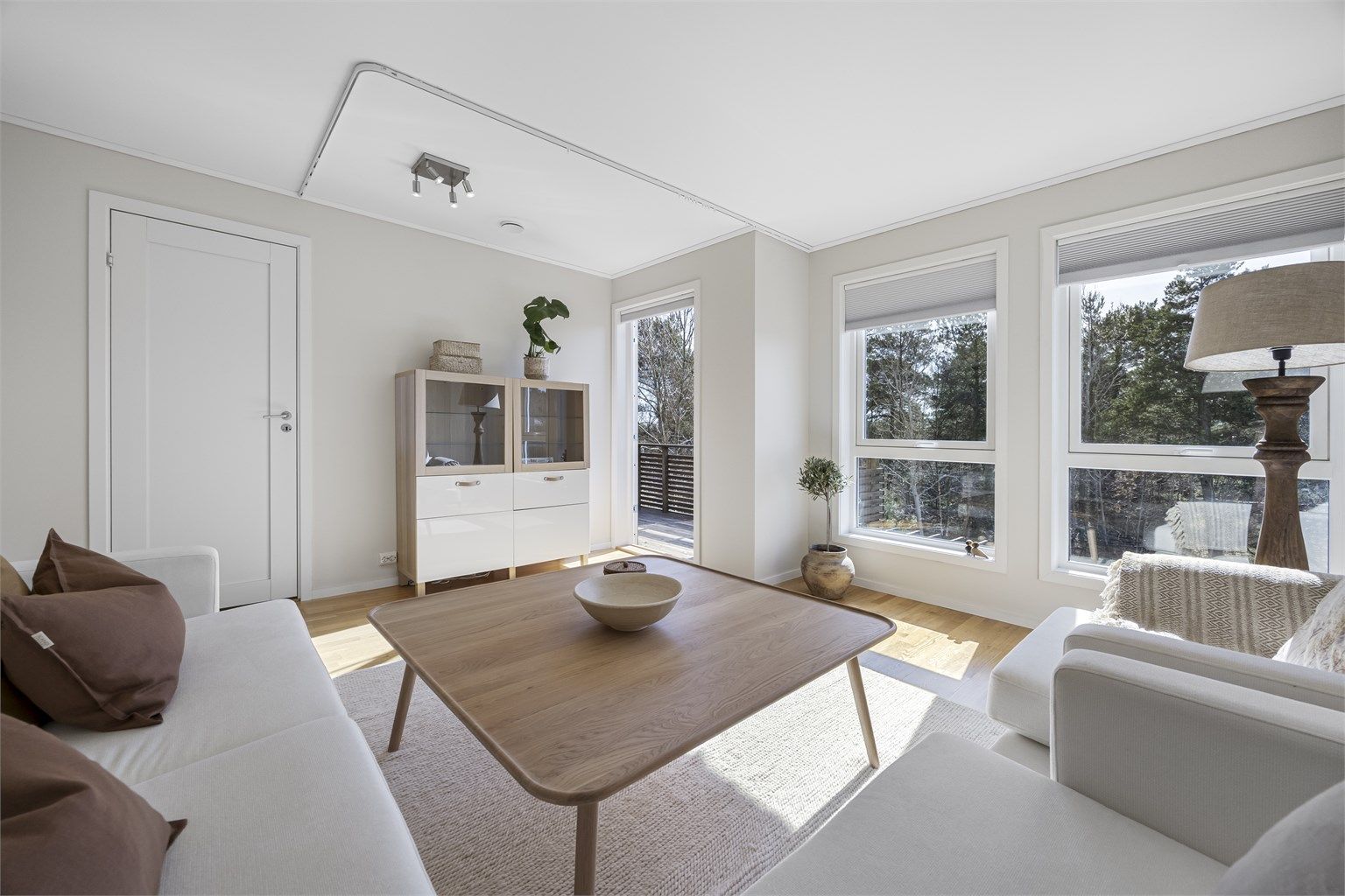 Parkettgulv og malte flater gir rommet et lyst og innbydende preg.