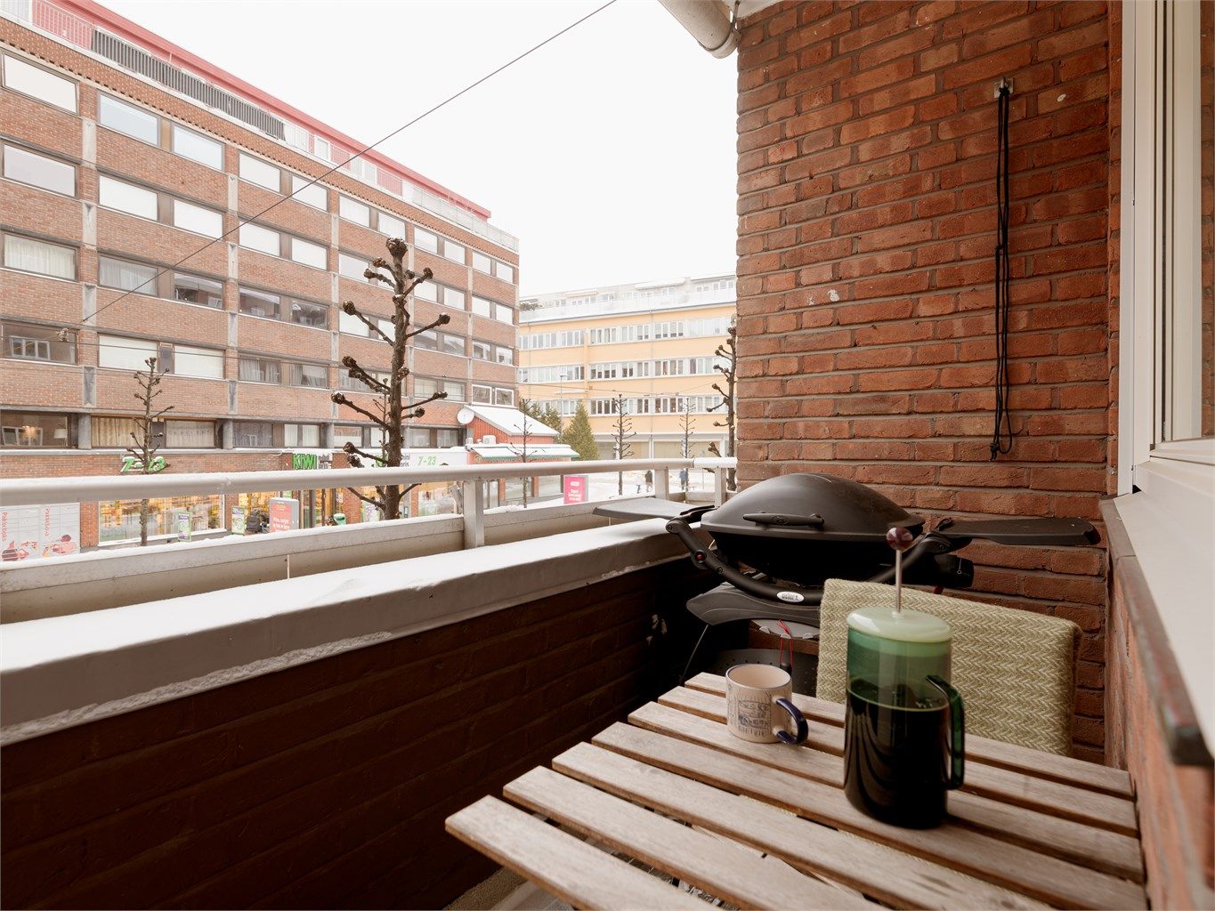  Balkongen er overbygget, noe som gir god bruksverdi store deler av året. Hvem savner ikke grillmat i Januar?