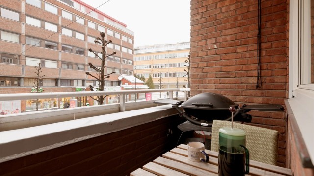 Balkongen er overbygget, noe som gir god bruksverdi store deler av året. Hvem savner ikke grillmat i Januar?