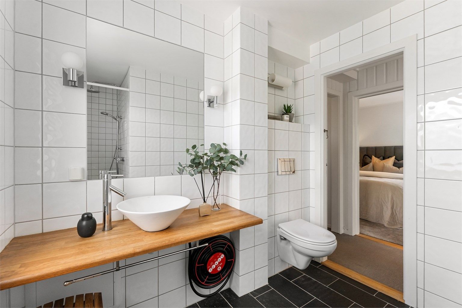 Det andre badet er fra 2012, med gulvvarme og vegghengt toalett.