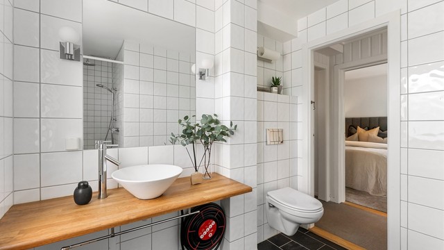 Det andre badet er fra 2012, med gulvvarme og vegghengt toalett.