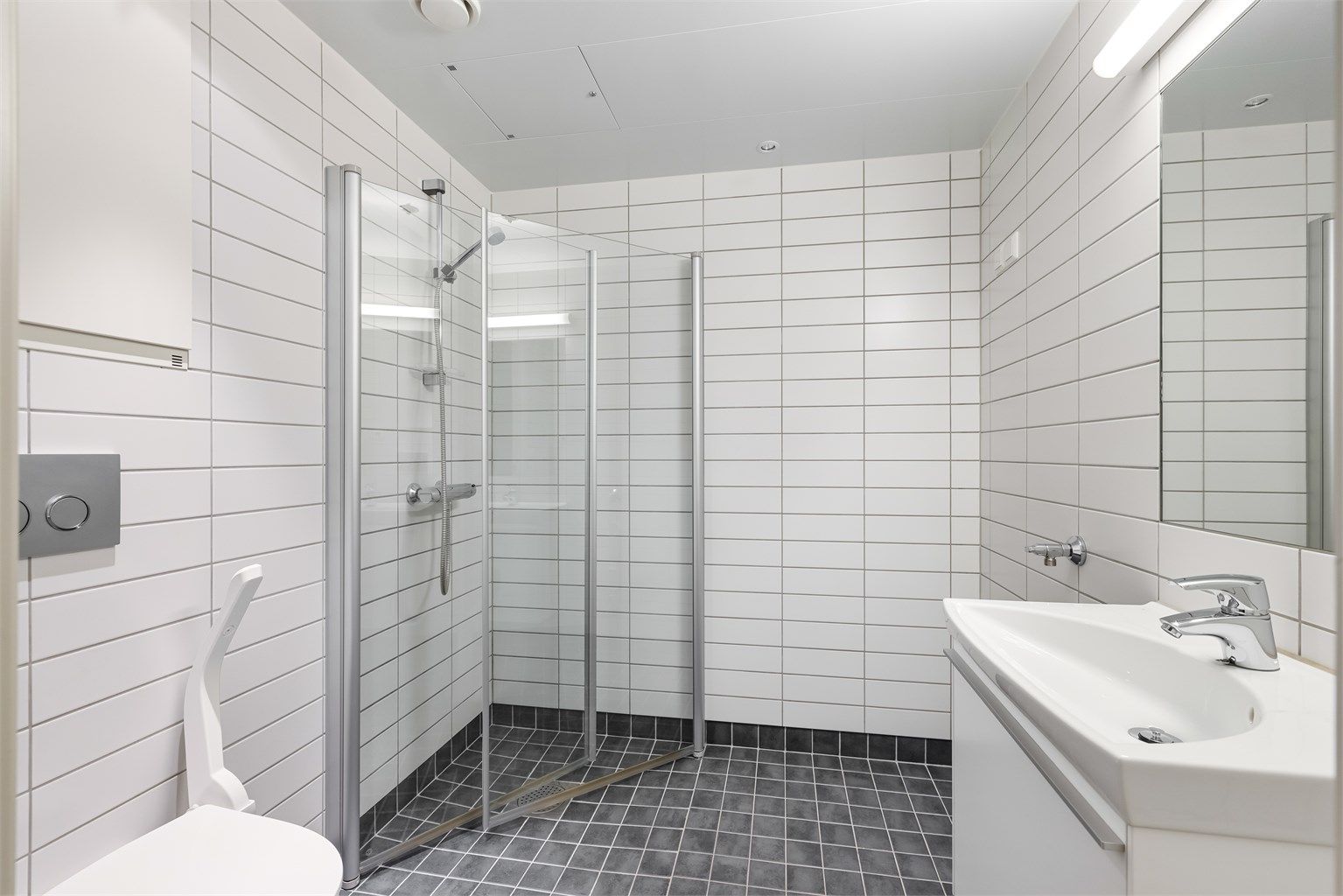 Leilighetens baderom består av flislagt gulv med gulvvarme og flislagte vegger.