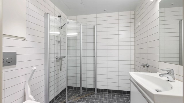 Leilighetens baderom består av flislagt gulv med gulvvarme og flislagte vegger.