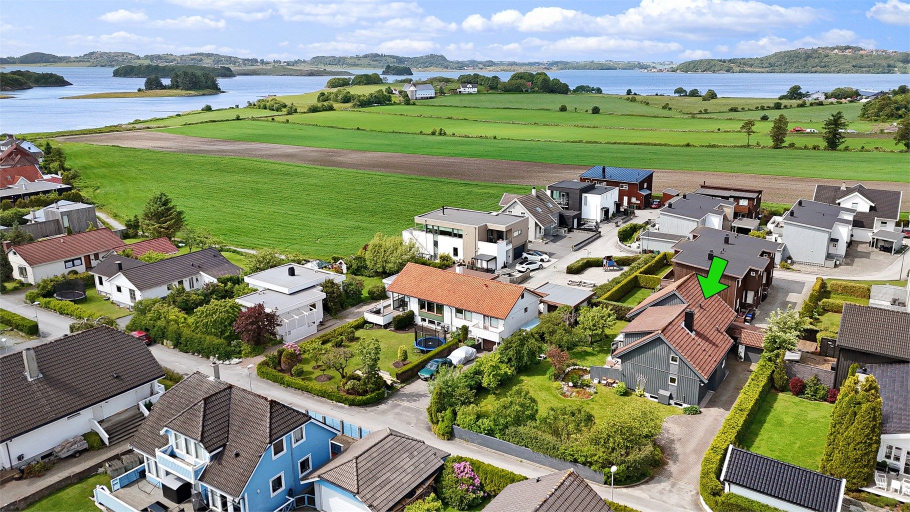 Grotnes alle 24 ligger i et veldig rolig nabolag med nærhet til fantastiske turområder