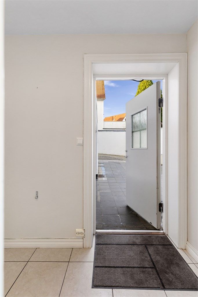 Entré med flislagt gulv.