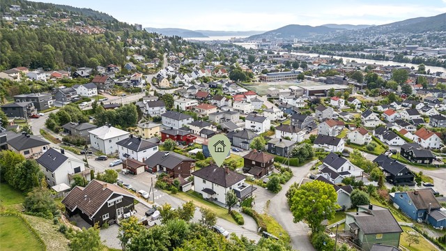 Kun 5 minutters gange til Øren skole samt fotballbane på Øren. Nyere flerbrukshall/idrettshall på Øren.