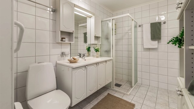 Flislagt bad med gulvvarme og opplegg for vaskemaskin og plass til tørketrommel