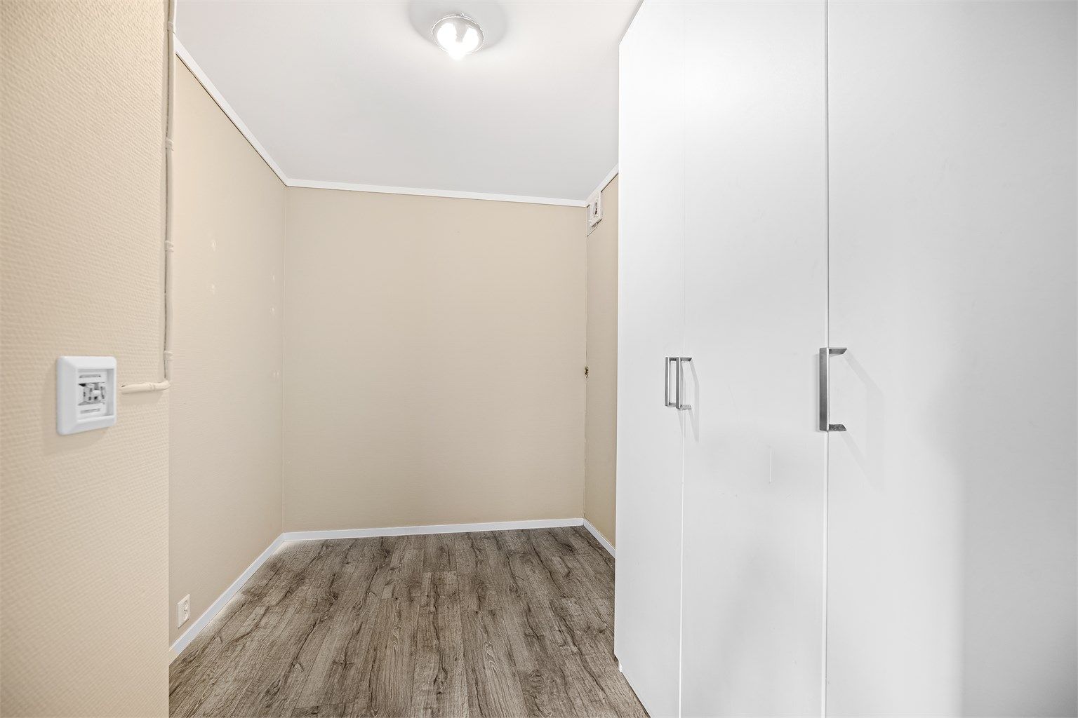 Sovealkove med plass til seng og garderobe