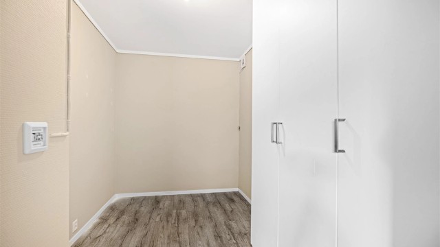 Sovealkove med plass til seng og garderobe