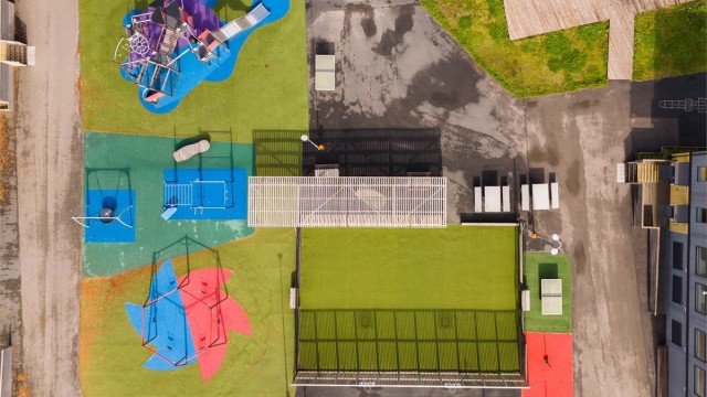 Nærområdet byr på flere lekeplasser og aktivitetsområder som skaper gode møteplasser for lek, utfoldelse og fellesskap.