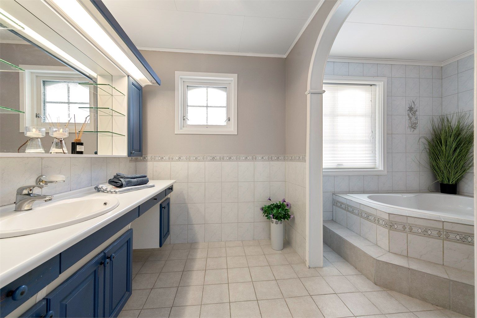 Hovedbadet i første etasje er romslig og utstyrt med gulvvarme, innebygget badekar og et separat dusjhjørne.