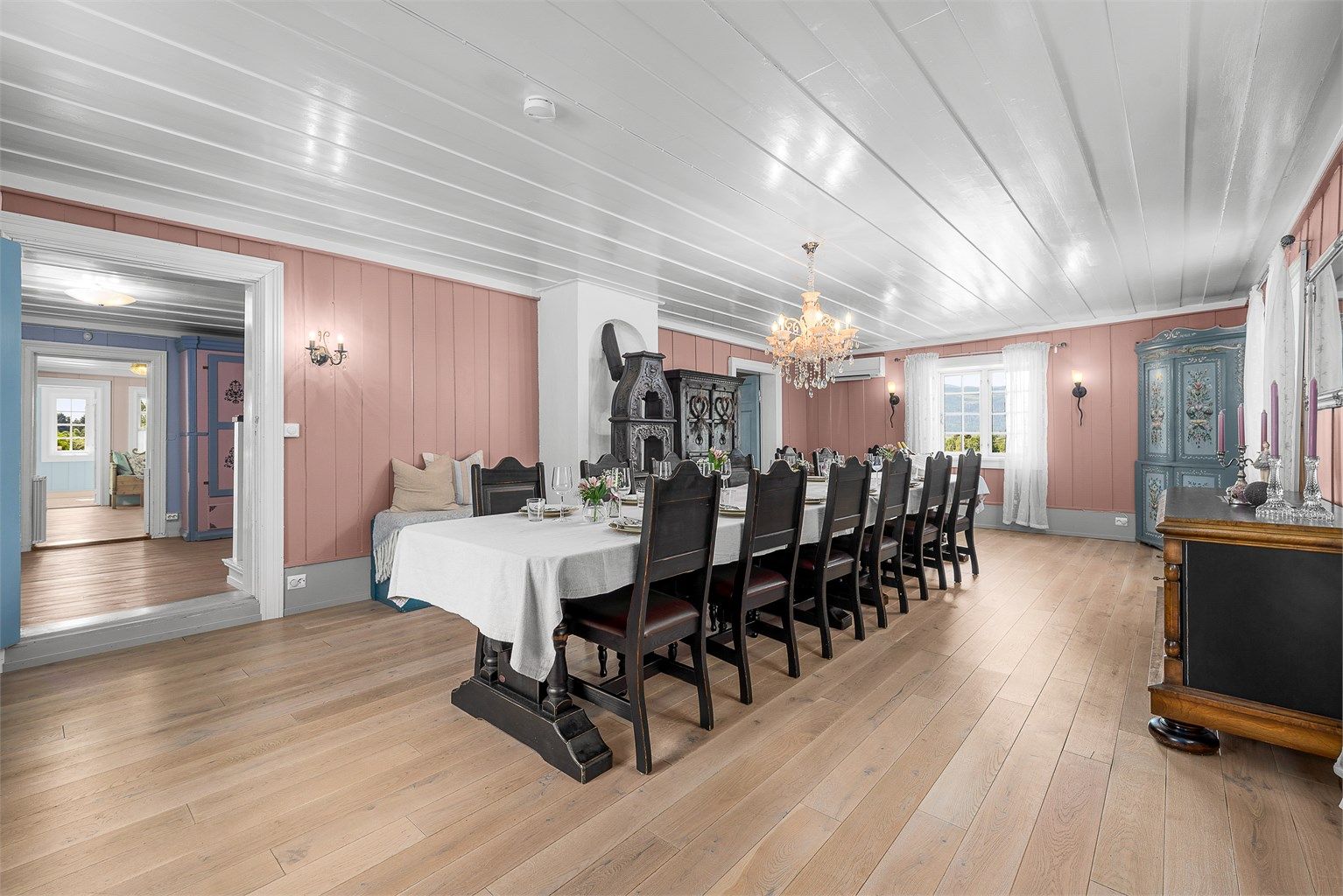Storstuen er et stort rom med sjenerøs plass til stort spisebord med mange sitteplasser og er perfekt til selskaper - Nyt juleselskapet med hele slekten her 