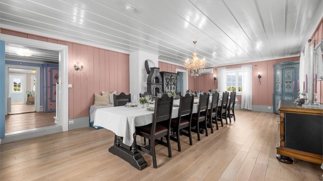 Storstuen er et stort rom med sjenerøs plass til stort spisebord med mange sitteplasser og er perfekt til selskaper - Nyt juleselskapet med hele slekten her