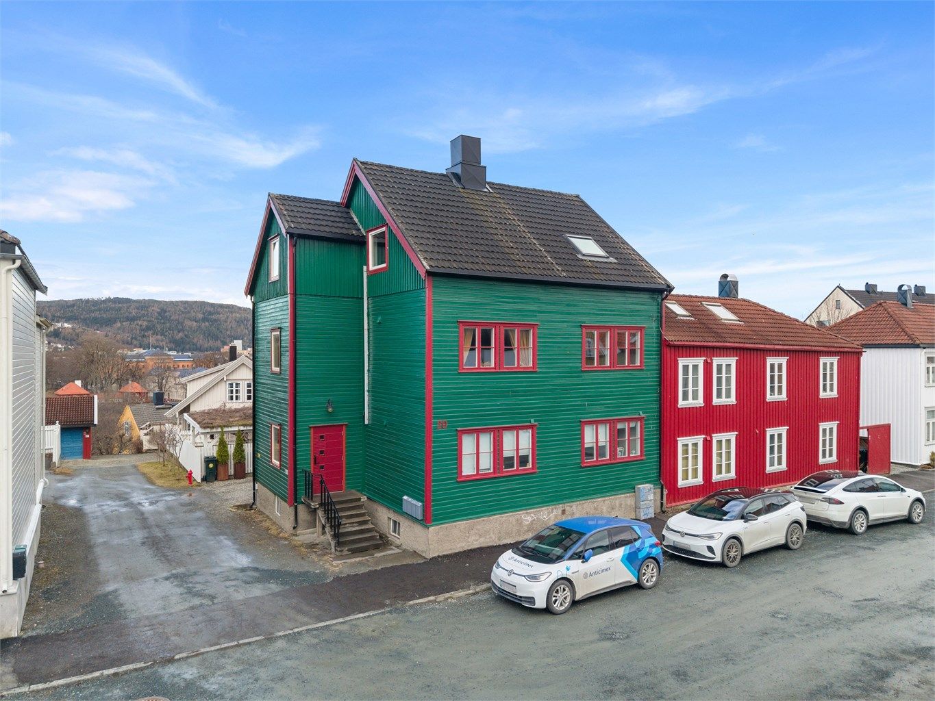 Velkommen til Skansegata 20 – en innholdsrik bygård med attraktiv beliggenhet på Bakklandet, omgitt av sjarmerende trehusbebyggelse og kort vei til det beste Trondheim har å by på.
