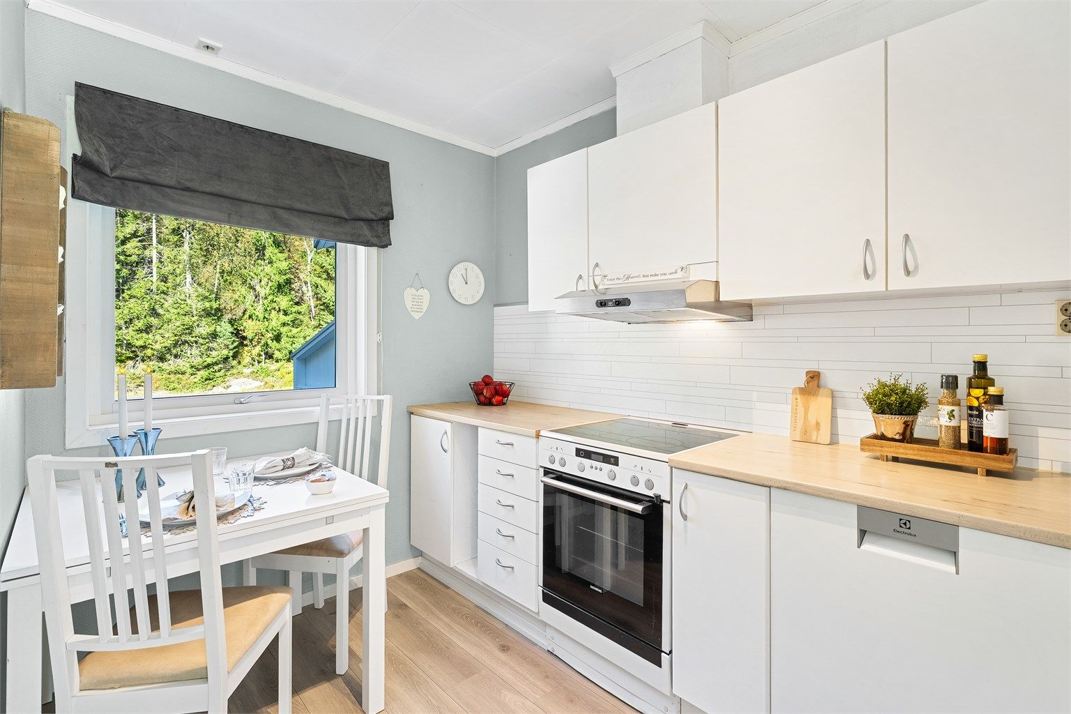 Delikat kjøkkeninnredning fra IKEA med slette fronter