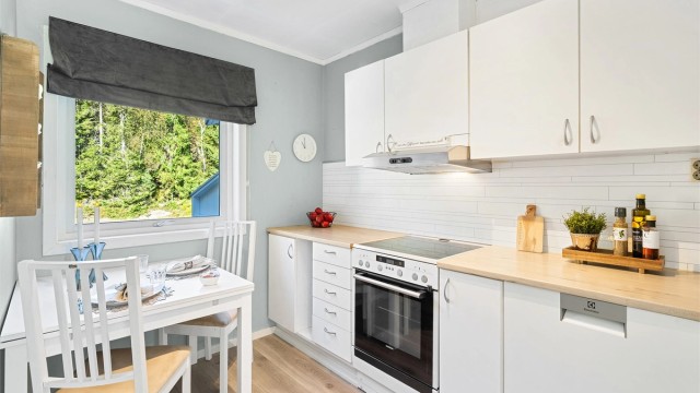 Delikat kjøkkeninnredning fra IKEA med slette fronter