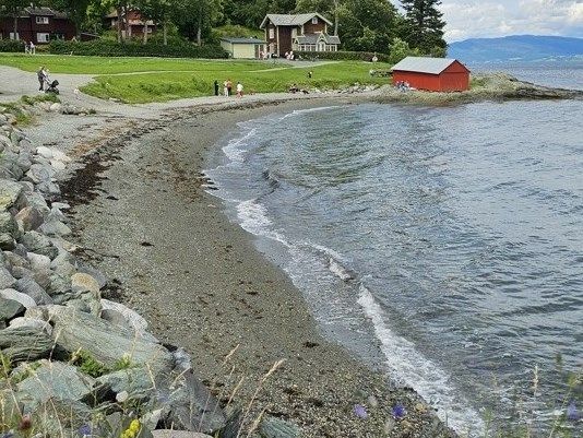 Det er flere badeplasser langs Ladestien. Her Ringvebukta