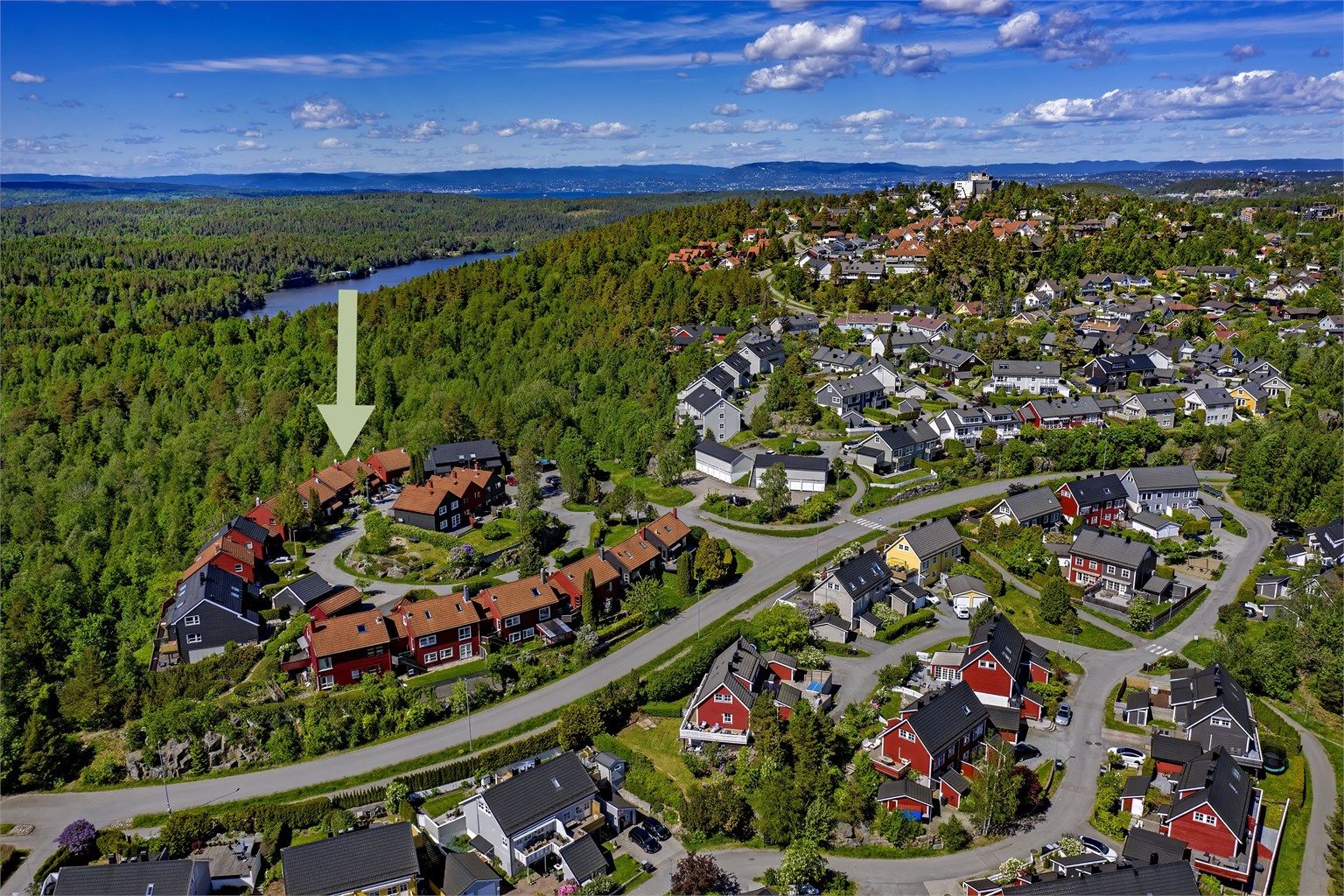 Eiendommen ligger solrikt til med 