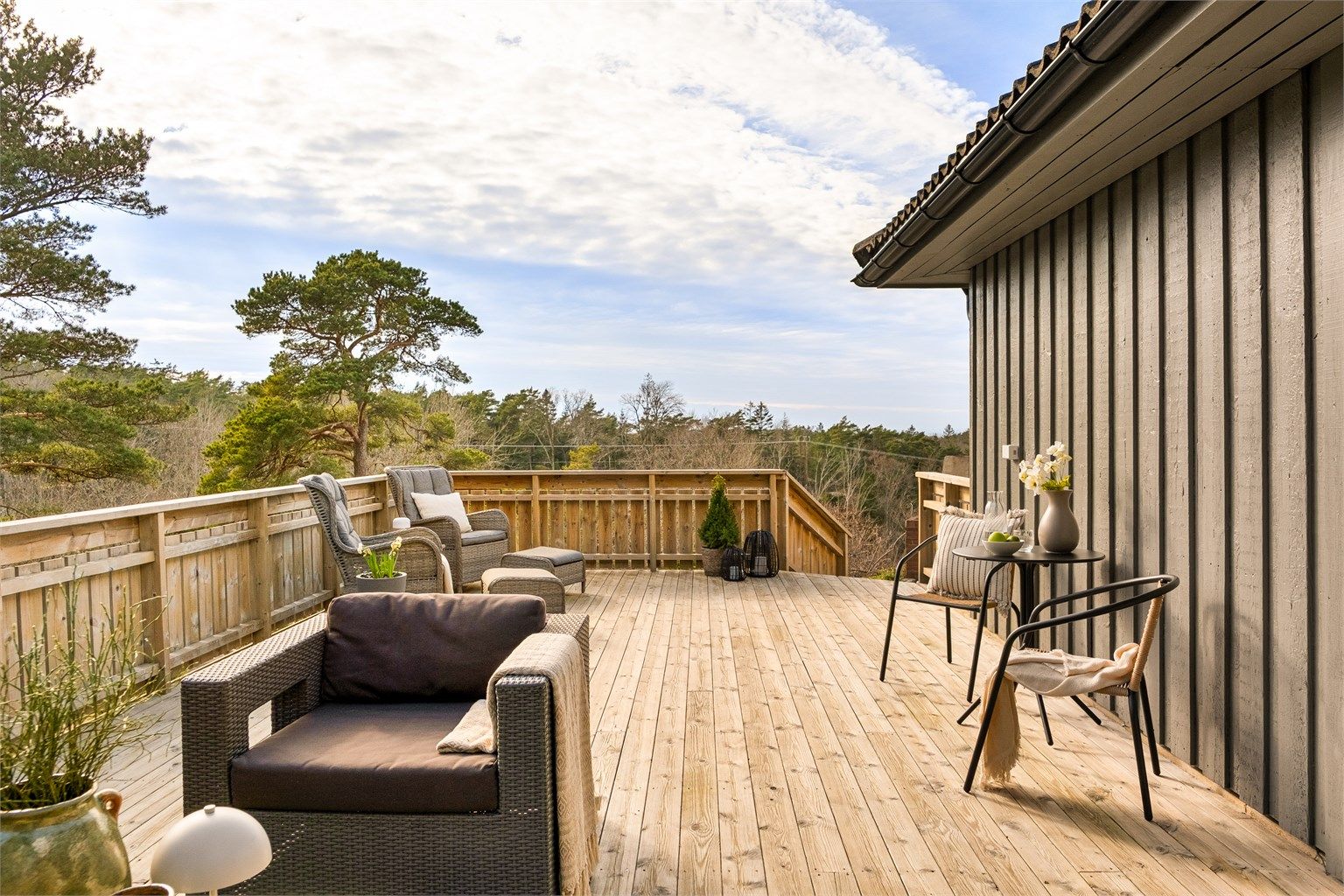 Inne som ute sees utsyn til naturlandskapet omkring.