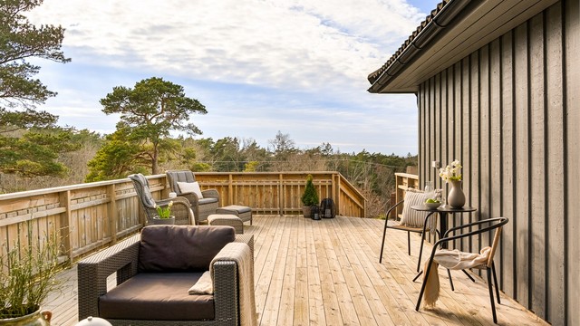 Inne som ute sees utsyn til naturlandskapet omkring.