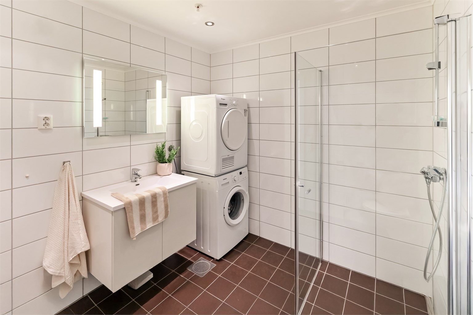 Romslig bad med downlights i tak og varmekabler i gulv