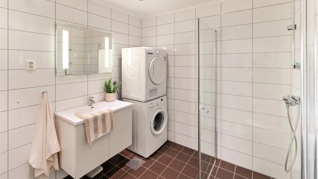 Romslig bad med downlights i tak og varmekabler i gulv