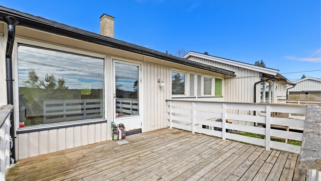 Hyggelig terrasse med fine solforhold og trapp ned til hagen