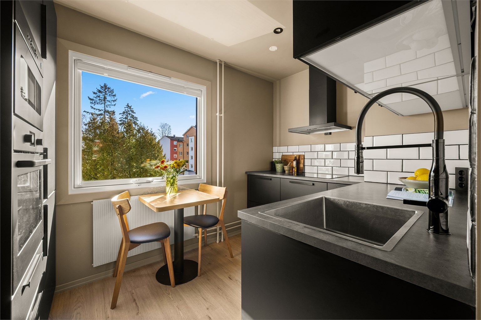 En hyggelig spiseplass ved vinduet gjør kjøkkenet til et sosialt rom i hverdagen.