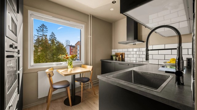 En hyggelig spiseplass ved vinduet gjør kjøkkenet til et sosialt rom i hverdagen.