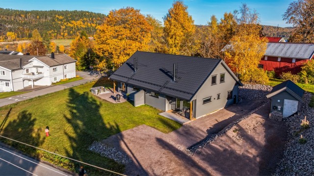 Tomannsboligen har en solrik og fri beliggenhet i et rolig boligfelt i Sundbyfoss med 4 parkeringsplasser.