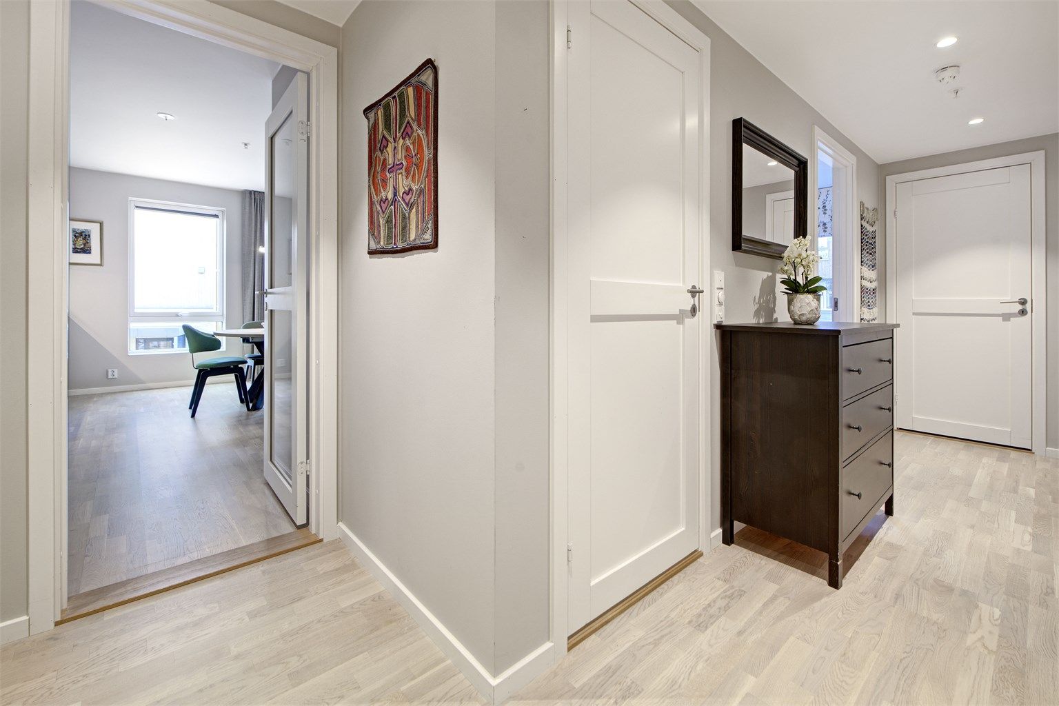Entré - videre adkomst til stue/kjøkken, bad, 2 soverom og bod - downlights i himling