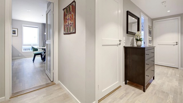 Entré - videre adkomst til stue/kjøkken, bad, 2 soverom og bod - downlights i himling