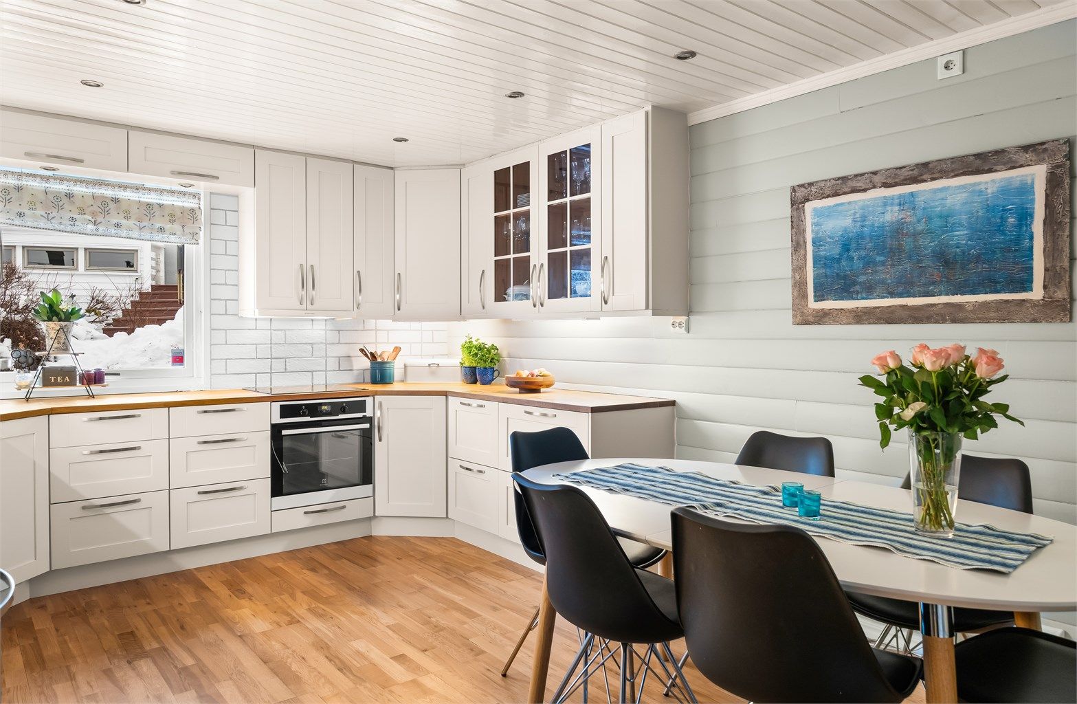 Trivelig og luftig kjøkken. Her er det rikelig med benkeplass, som gir god funksjonalitet og rom for matlaging. Fotograf: Ann-Helén Nannestad/ Isnitt.