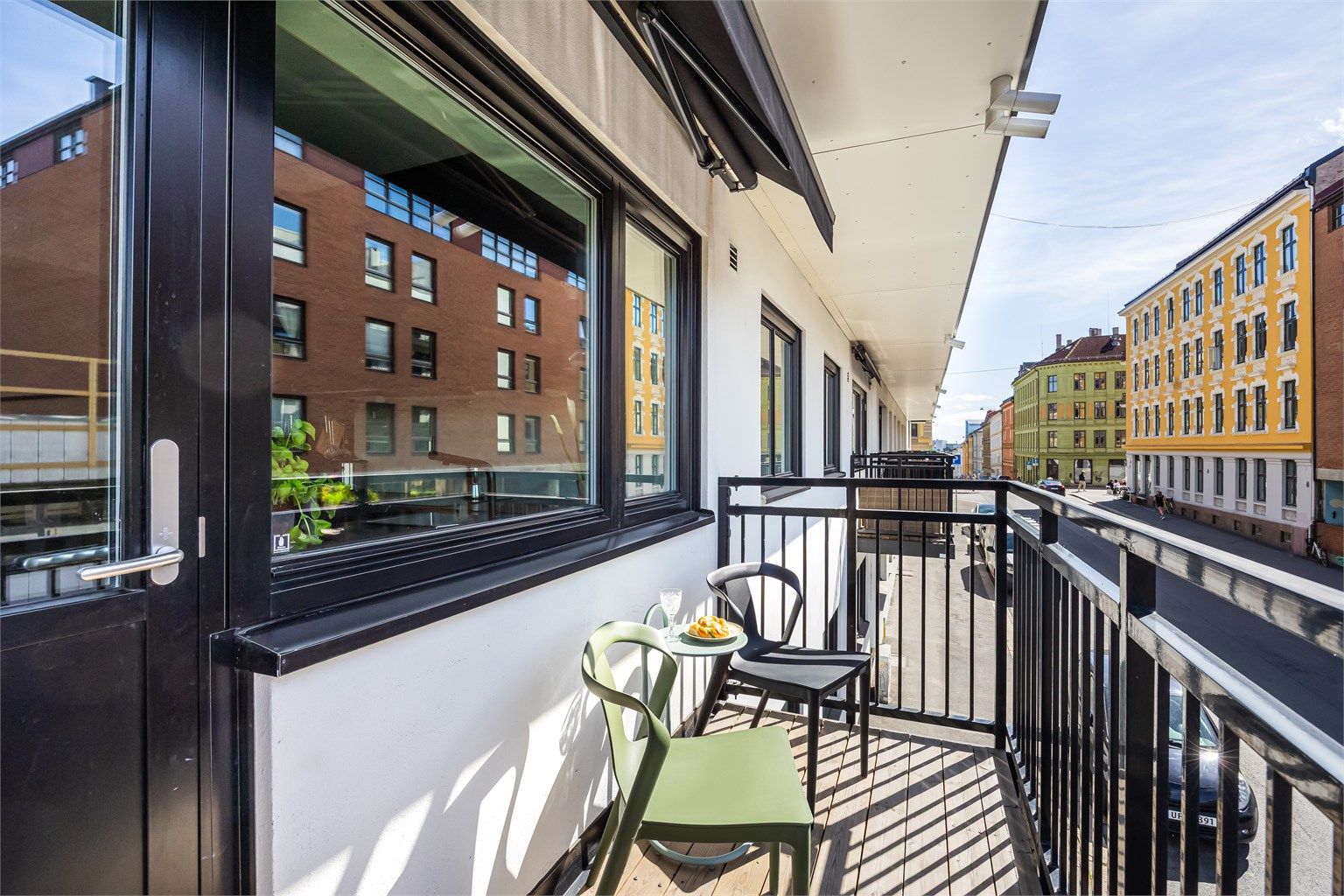 Leiligheten har balkong med sol omtrent hele dagen. Det er montert ny markise på balkongen.
