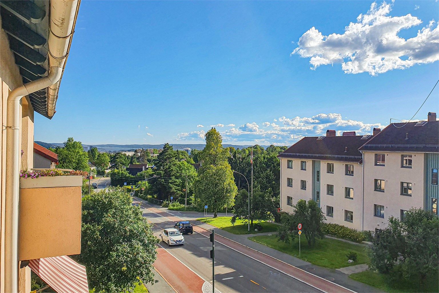 Fra balkongen er det nydelig utsikt helt ned til oslofjorden!