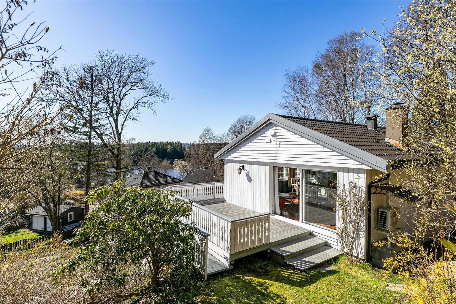 Tomten er på hele 1.533 kvm. og består dels av naturlig terreng, dels av opparbeidede arealer.