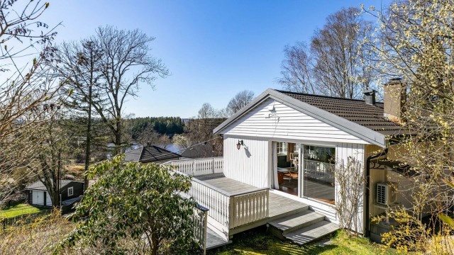 Tomten er på hele 1.533 kvm. og består dels av naturlig terreng, dels av opparbeidede arealer.