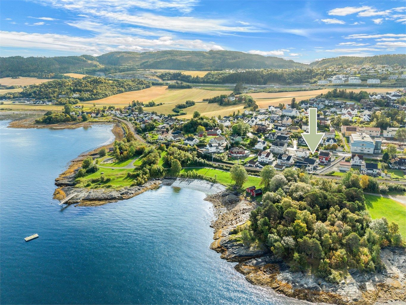 Attraktiv beliggenhet på Ranheim med nærhet til Hansbakkfjæra og flotte rekreasjonsmuligheter langs fjorden. 