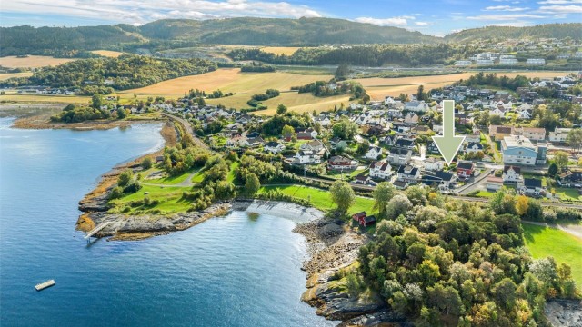 Attraktiv beliggenhet på Ranheim med nærhet til Hansbakkfjæra og flotte rekreasjonsmuligheter langs fjorden.