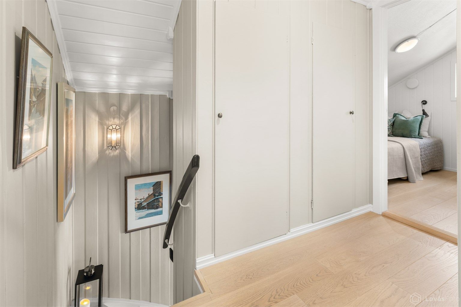 Trappegang med 1-stavs parkett og innebygde skap